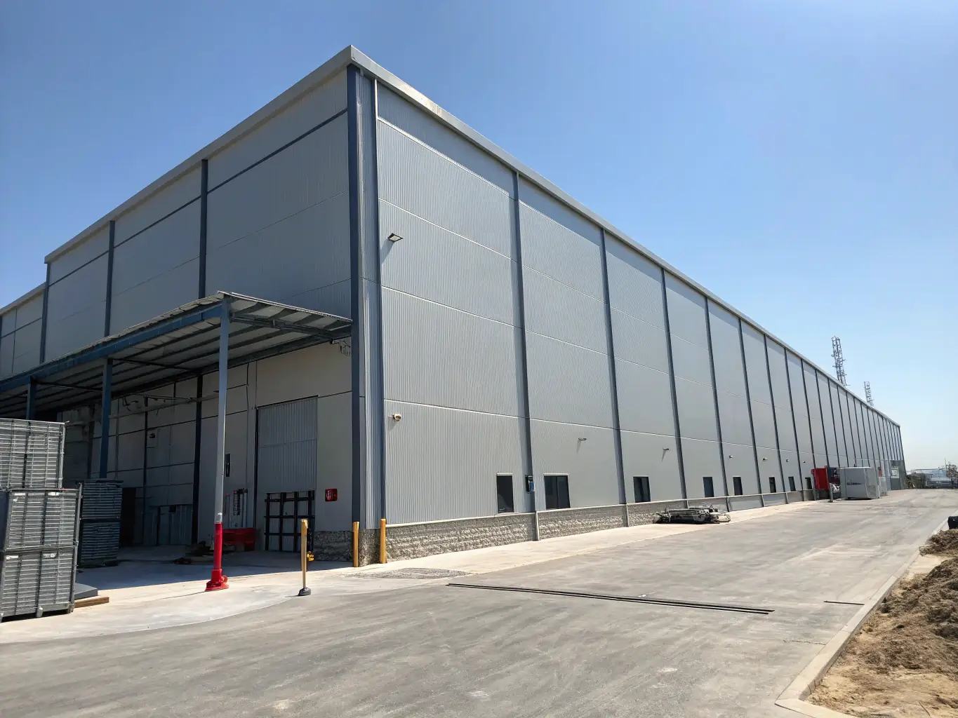 A modern factory building with steel structures and large windows, showcasing industrial construction expertise. The image should convey efficiency and durability.